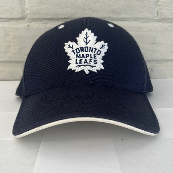 Fan Favourite Other - Toronto Maple Leafs Hook&Loop Hat. Fan Favourite